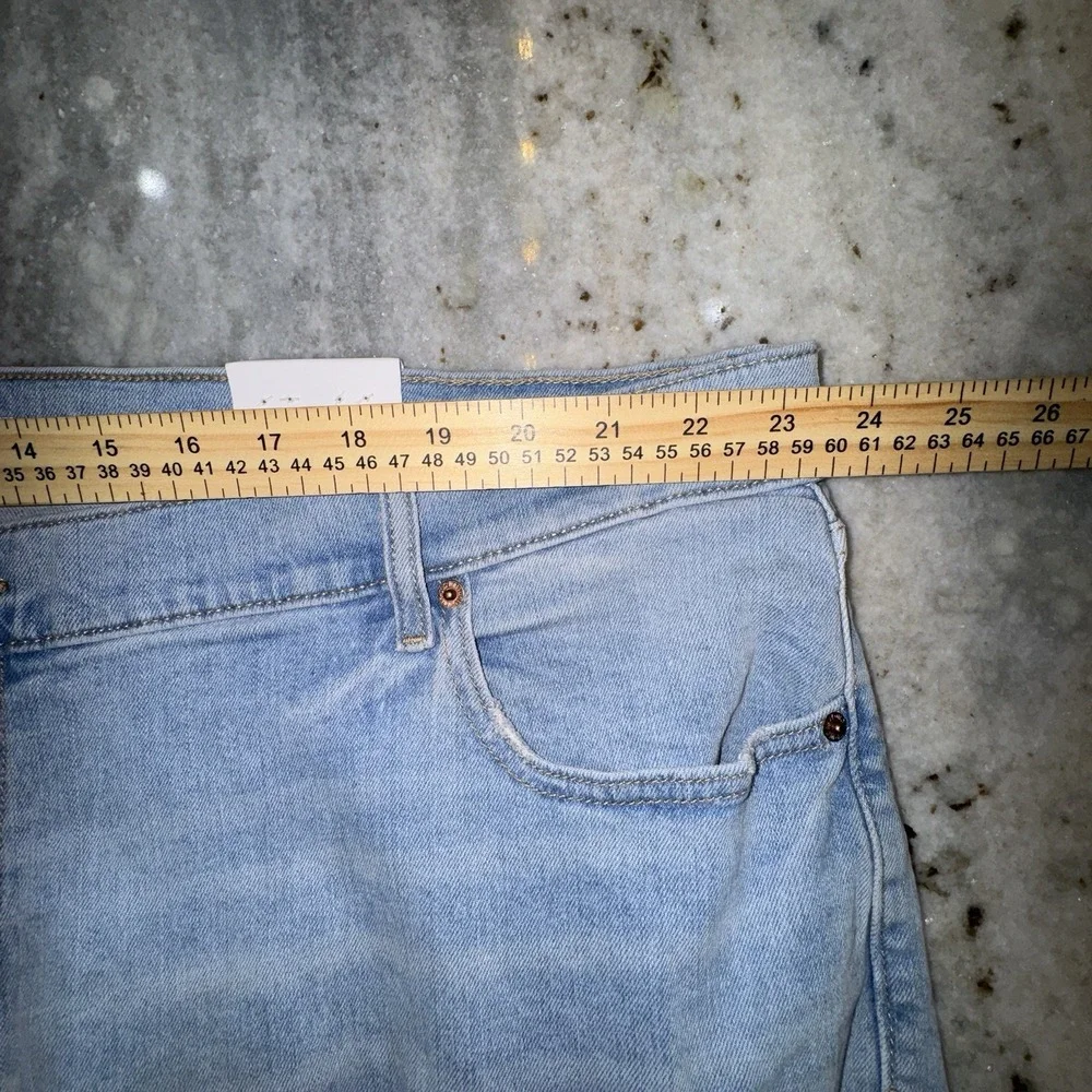 NWT Old Navy Plus Size Capri Jeans 47x25 Sz 24 Boyfriend Mid Rise Light Wash